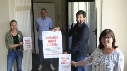 Hilfe per Poster: Nicole Spieker, Florian Tinzmann, Christian Berends und Petra Borrmann (von links) bringen die Aktion "Stärker als Gewalt" nach Delmenhorst.