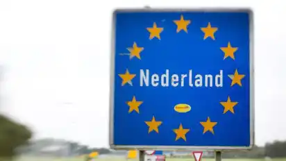 Nederland («Niederlande») steht auf einem Schild an der Grenze zwischen den Niederlanden und Deutschland. Foto: Friso Gentsch/dpa