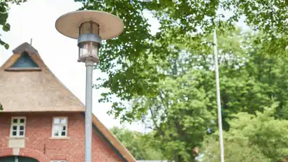 Bei einem Spaziergang rund ums Rathaus begutachteten die Mitglieder des Planungsausschusses fünf mögliche LED-Leuchtköpfe für die Straßenlaternen im Worpsweder Ortskern.