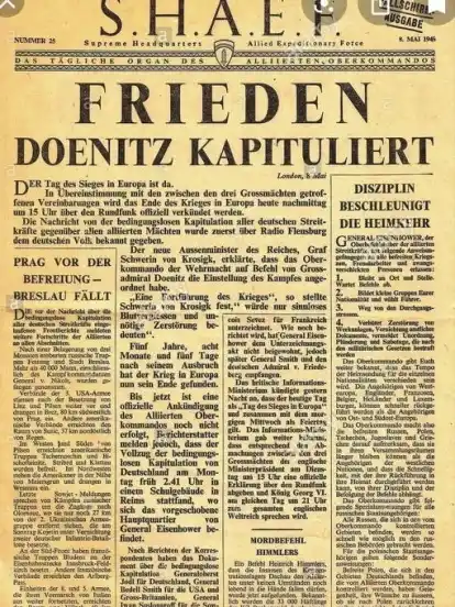 Die Dokumente überdauern, aber ein großer Teil derer, auf die solche Verordnungsblätter herunterregneten, lebt nicht mehr. Ausgaben wie diese, datiert vom 8. Mai 1945, wurden in den letzten Kriegstagen von den Alliierten über den eroberten Gebieten abgeworfen. Die „Fallschirm-Ausgabe“ informierte die Zivilbevölkerung unter anderem (ganz unten) über die Befreiung von 33.000 Häftlingen in Buchenwald durch die amerikanischen Truppen. Dieses Original-Titelblatt aus dem WESER-­KURIER-Archiv hängt im Büro des Vorstands.
