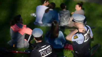 In der Corona-Krise verhalten sind viele ihren Mitmenschen gegenüber äußerst hilfsbereit. Einige werden auch über Nacht aber auch zu Ordnungshütern.
