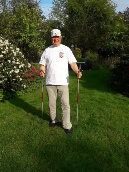 Das VTV-Vorstandsmitglied Peter Kuleßa ist mit seinen Nordic-Walking-Stöcken zur Zeit öfters unterwegs.