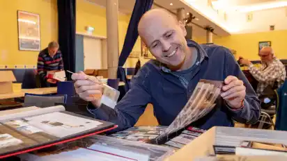 Matthias Grabhorn hat nach wie vor großen Spaß an seinem Hobby. Der Sammler besucht gern den Briefmarkentauschtag im Achimer Kasch, um den Markt zu sondieren und sich mit Gleichgesinnten auszutauschen.