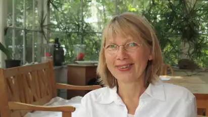 Die Nordbremer Autorin Ursula Pickener stellt ihren Roman "Utopia war gestern" vor.