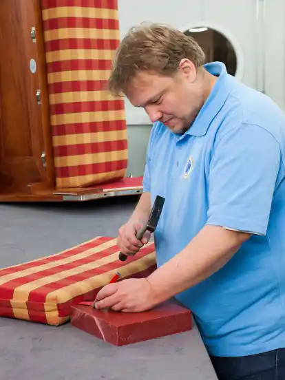 Thomas Vagts arbeitet in der Polsterei.