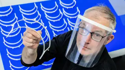 Dirk Hennings gibt Einblick in die Produktion: Um aus den Bügeln ein Visier zu machen, braucht es nur noch ein Gummiband und Folie.