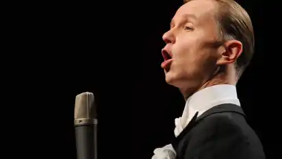 Max Raabe, 12./13. Februar 2020, Metropol Theater Gleich an zwei Tagen war Bariton-Sänger Max Raabe mit seinem Palast Orchester in Bremen zu sehen. “Guten Tag, liebes Glück” heißt das Konzertprogramm, das er 2020 präsentiert.