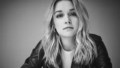Lotte, 1. November 2020, Modernes Schon im Frühjahr 2020 startete Singer-Songwriterin Lotte ihre "Mehr davon"-Tour - im Herbst legt sie mit weiteren Konzerten nach. Gleich zu Beginn des Novembers wird die Sängerin im Modernes zu Gast sein.