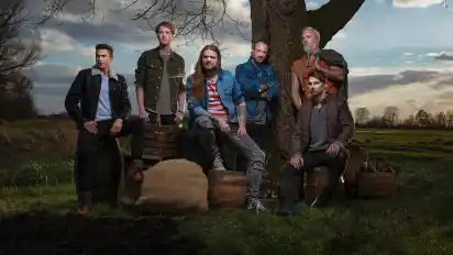 Versengold, 11. September 2020, Metropol Theater Mit ihrem vierten Album „Nordlicht“ ist die Band Versengold 2018 auf Platz vier der deutschen Albumcharts gelandet. Was viele Menschen nicht wissen: Versengold stammt aus Bremen und überzeugt ihre Fans mit deutschem Folk. Im April spielen sie ein Konzert im Metropol Theater. Das Konzert wurde wegen des Coronavirus auf den 11. September verschoben. Die Tickets behalten ihre Gültigkeit.