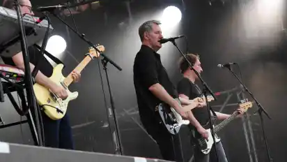 Kettcar, 31. Januar 2020, Pier 2 Mit „Und das geht so“ hat die Hamburger Band Kettcar Ende November ein Livealbum veröffentlicht, welches noch mal auf einer kleinen Tour beworben wurde. Diese umfasste acht Städte, Bremen war eine davon. Im Vorprogramm trat Niels Frevert auf. Eine Kritik des Konzerts lesen Sie hier.