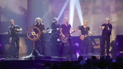 Santiano, 16. Oktober 2020, ÖVB-Arena Mit Seemannsliedern und Shantys begeistert Santiano ein großes Publikum. Auf ihrer mehr als 30 Konzerte umfassenden Unplugged-Tour beehren sie 2020 auch den Norden. Neben Konzerten in Hamburg, Oldenburg und Hannover, steht auch ein Auftritt in Bremen auf dem Plan. Das Konzert vom 29. März wurde wegen des Coronavirus auf den 16. Oktober verlegt. Die Tickets behalten ihre Gültigkeit.
