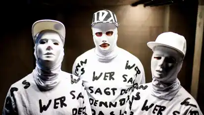 Deichkind, 3. März 2020, ÖVB-Arena Fulminante Shows sind ihr Markenzeichen: Die Hamburger Hip-Hop- und Electropunk-Formation Deichkind hat im September ihr siebtes Album "Wer sagt denn das?" veröffentlicht und ist im Frühjahr live zu sehen. In Bremen machen sie die ÖVB-Arena voll, denn das Konzert ist mittlerweile ausverkauft.