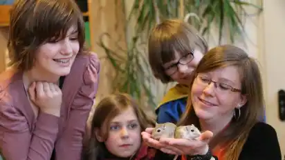 Gina-Kristin Frese (rechts) hatte ihre beiden Wüstenrennmäuse Tapsi und Cico zum jüngsten Treffen der neu gegründeten Jugendgruppe des Tierschutzvereins Lilienthal, Worpswede, Grasberg. "Die Helfenden Pfoten" mitgebracht und gab praktische Tipps zur Haltung.