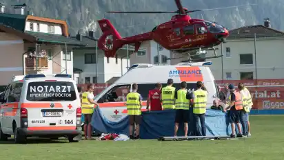 Abdelhak Nouri wurde lange auf dem Platz behandelt.