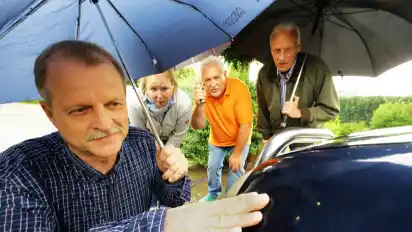 Sie wollen endlich Klarheit: Bernd Heitmann (von links), Anja Wesler, Werner Wojach und Georg Pilz zeigen die gelben Flecken.