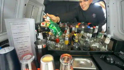 Eine Bar auf Rädern: Fabian Marschlich kann im Bremer Cocktail Shuttle auf rund 40 Flaschen – von der Spirituose bis zum Sirup – zurückgreifen.