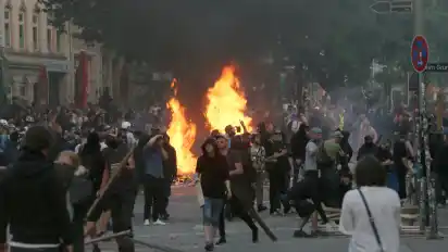 Ausschreitungen im Schanzenviertel: Der "schwarze Block" der Demonstranten zündet Barrikaden an, es fliegen Molotow-Cocktails.