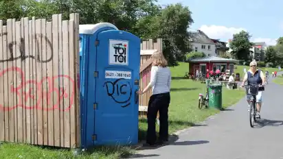 Die mobile Toilette am Kiosk beim Werdersee bleibt an ihrem Platz.