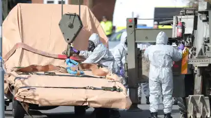 Soldaten tragen Schutzanzüge bei den Ermittlungen rund um den Anschlag auf Sergej Skripal