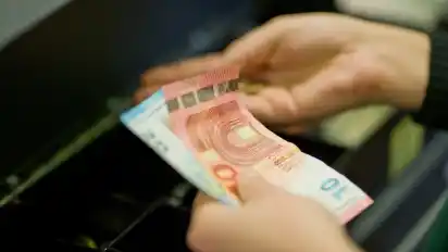 Die Deutschen hängen noch zu sehr an Scheinen und Münzen. Sie gelten als ein Stück Freiheit in Tasche.