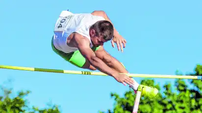 5,30 Meter? Kein Problem für Philip Kass: Werders Stabhochspringer überfliegt in Mannheim auch diese Höhe.