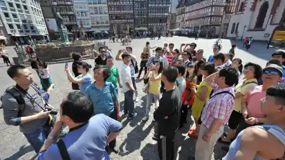 Reisen nach Europa sind für Chinesen Statussymbol und kulturelles Highlight zugleich. Shoppen gehört natürlich auch dazu. Statt Münzen oder Scheine zücken die asiatischen Touristen in der Regel das Handy, um im Geschäft zu bezahlen.