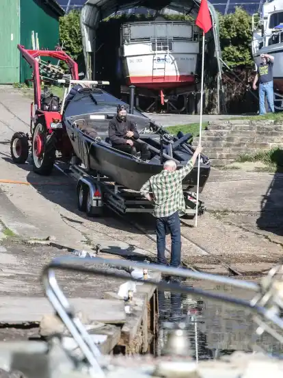 Spannender Moment: Der Torfkahn wird, noch auf dem Trailer liegend, ins Wasser geschoben.