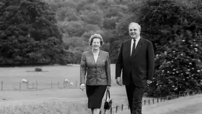 Das Archivbild vom 9. Juli 1988 zeigt die damalige britische Premierministerin Margaret Thatcher und den damaligen Bundeskanzler Helmut Kohl (CDU) im Gespräch im Garten des Landsitzes der britischen Premierminister in Chequers bei Ellesborough.
