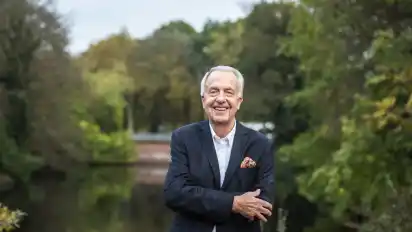 Bernd Neumann war viele Jahre in der Kulturpolitik tätig und erhält nun für seine Leistungen die Senatsmedaille. In der Filmförderungsanstalt ist er weiterhin tätig.