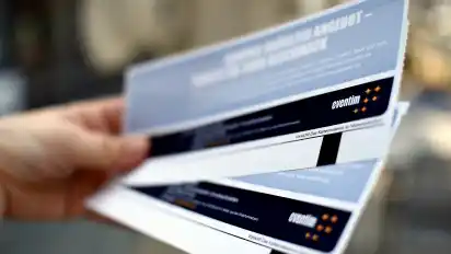 Eventim darf für selbstausgedruckte Tickets keine Servicegebühr verlangen. Das hat das Hanseatische Oberlandesgericht in Bremen entschieden.