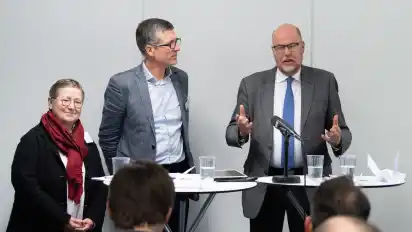 Pressekonferenz während der EKD-Synode: Elke König, Vizepräses der 12. Synode, Michael Zimmermann, Friedensbeauftragter Sächsische Landeskirche, und Renke Brahms, Friedensbeauftragter der EKD.