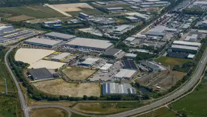 Im Güterverkehrszentrum (GVZ) verzeichnet Robert C. Spies den drittgrößten Abschluss in Bremen: mit dem Verteilzentrum von Amazon.