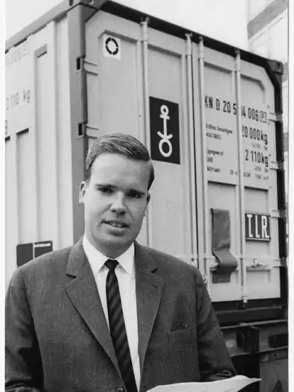 Einstieg ins Container-Geschäft: Klaus-Michael Kühne hält 1966, wenige Monate nachdem die Metallbox erstmals deutschen Boden berührt hat, in Bremen entsprechende Verträge bereit.