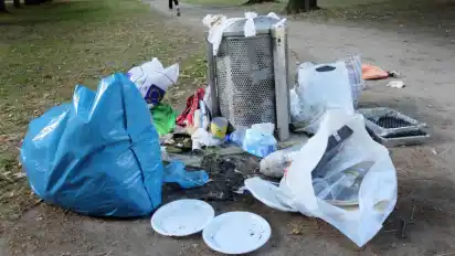Der Müll im Waller Park nimmt vor allem am Wochenende überhand. (Symbolbild)