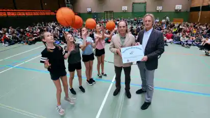 In der Realschule Syke bewegen sich nicht nur Basketbälle, sondern alle Schüler: Horst Grabisch (links) überreicht das Gütesiegel "Sportfreundliche Schule" an Rolf Rosenwinkel.
