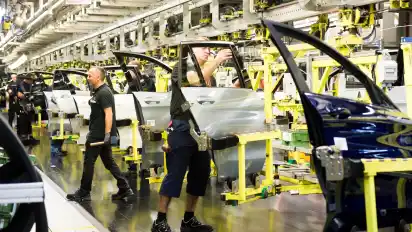 Besucher können sich vor Ort über die Produktion im Mercedes-Werk informieren.
