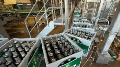 Bremer Bier: In der Abfüllhalle werden die Beck's-Kisten abtransportiert.