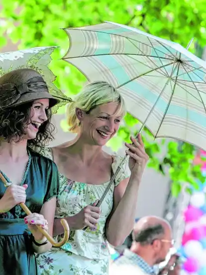 Die Hüte der Besucherinnen gehören zum "Sommer in Lesmona" wie die Musik.