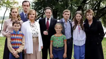 Das Personal von "Weissensee" mit Familie Kupfer: Falk (Jörg Hartmann, dritter von links) mit Ehefrau Vera (Anna Loos, l