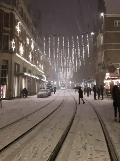 Die Obernstraße in Bremen ist schneebedeckt.