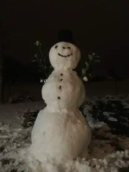 Fleißige Hände haben diesen Schneemann in Weyhe-Melchiorshausen gebaut.