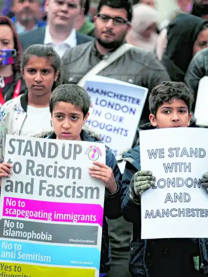 Nach dem Terroranschlag in Manchester demonstrierten auch viele Muslime, wie hier am vergangenen Wochenende in Glasgow, gegen Extremismus und Gewalt. „Manchester“, so sagt es Lamya Kaddor, „hat das Fass zum Überlaufen gebracht.“ Gemeinsam mit dem Friedensaktivisten Tarek Mohamad hat sie am Sonnabend in Köln einen Friedensmarsch geplant. Unter dem Motto #NichtMitUns sind Musliminnen und Muslime sowie gesellschaftliche Akteure dazu aufgerufen, ein gemeinsames Signal gegen Gewalt im Namen der Religionen, insbesondere des Islam, zu setzen.