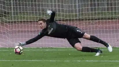 Torwart-Talent Luca Plogmann nimmt an dem Eliteprogramm teil.