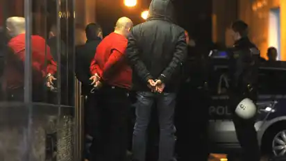 Die Polizei nimmt mehrere Rocker fest nach einer Schlägerei in der Bremer Innenstadt.