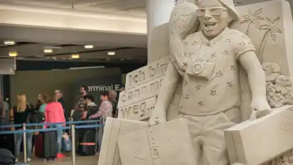 Mit Vorfreude wie bei diesem Fluggast, einer Skulptur von Anique Kuizenga, begann der Urlaub – und endete mit Ärger.