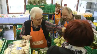 Einmal in der Woche ist Ausgabetag bei der Lilienthaler Tafel. Dann kommen an die 150 Kunden, manchmal auch mehr, und die ehrenamtlichen Helfer haben alle Hände voll zu tun. Der Vorsitzende Eike Ballerstedt (links) packt mit an, ebenso wie andere Vorstandsmitglieder.