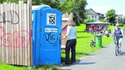 Die mobile Toilette am Kiosk bleibt an ihrem Platz, sie soll aber durch eine Heckenpflanzung verschönert und besser gegen Vandalismus gesichert werden.