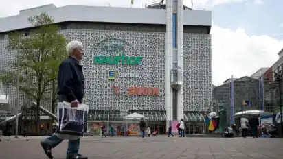In Bremen arbeiten mehr als 100 Menschen für Kaufhof. Der Standort soll vorerst erhalten bleiben.