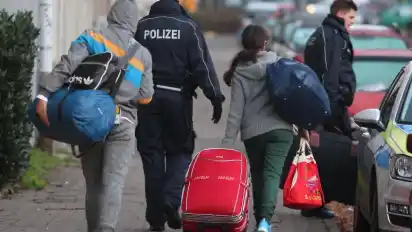 Abgelehnte Asylbewerber werden für den Transport zum Leipziger Flughafen abgeholt. Foto: Sebastian Willnow