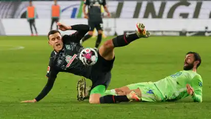 Einen packenden Kampf lieferten sich Werder (hier mit Maximilian Eggestein) und Wolfsburg (Admir Mehmedi).